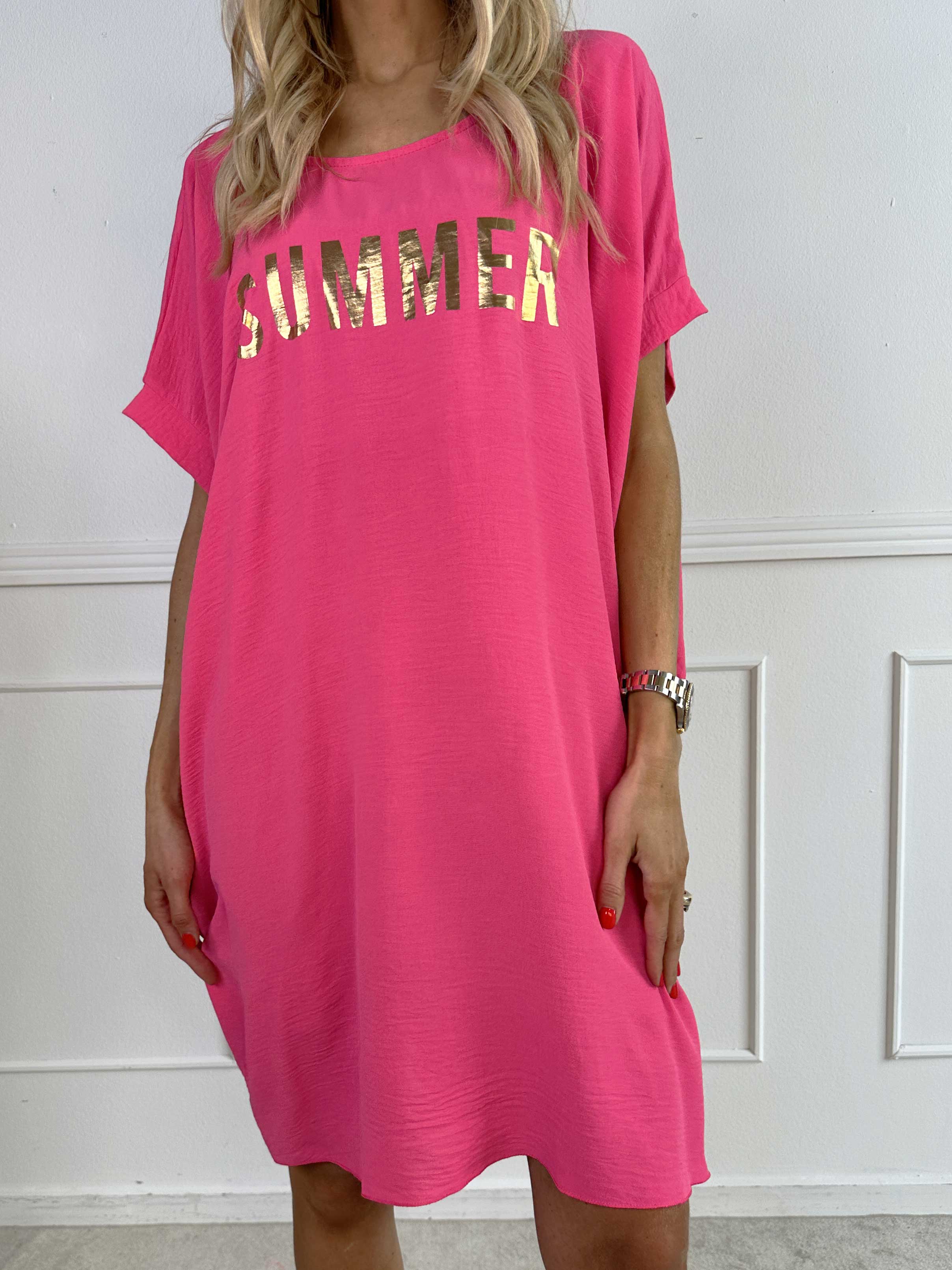 Bine - Sød kjole i løs pasform med guld print på brystet